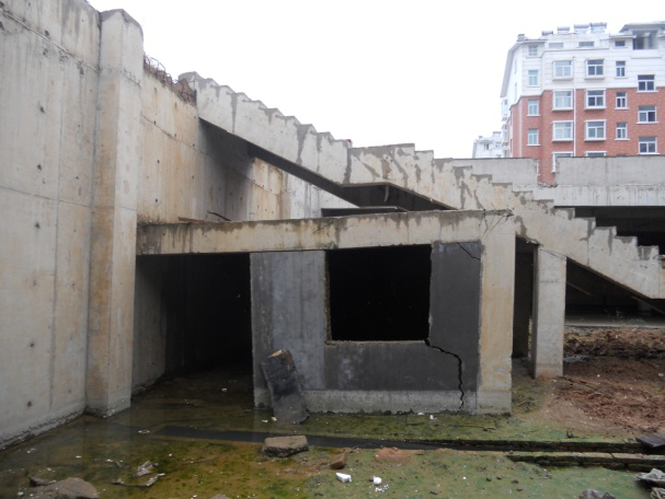 （2011年）平邑明德花園超市（地下），因地下水位變化導致框架梁、柱開裂